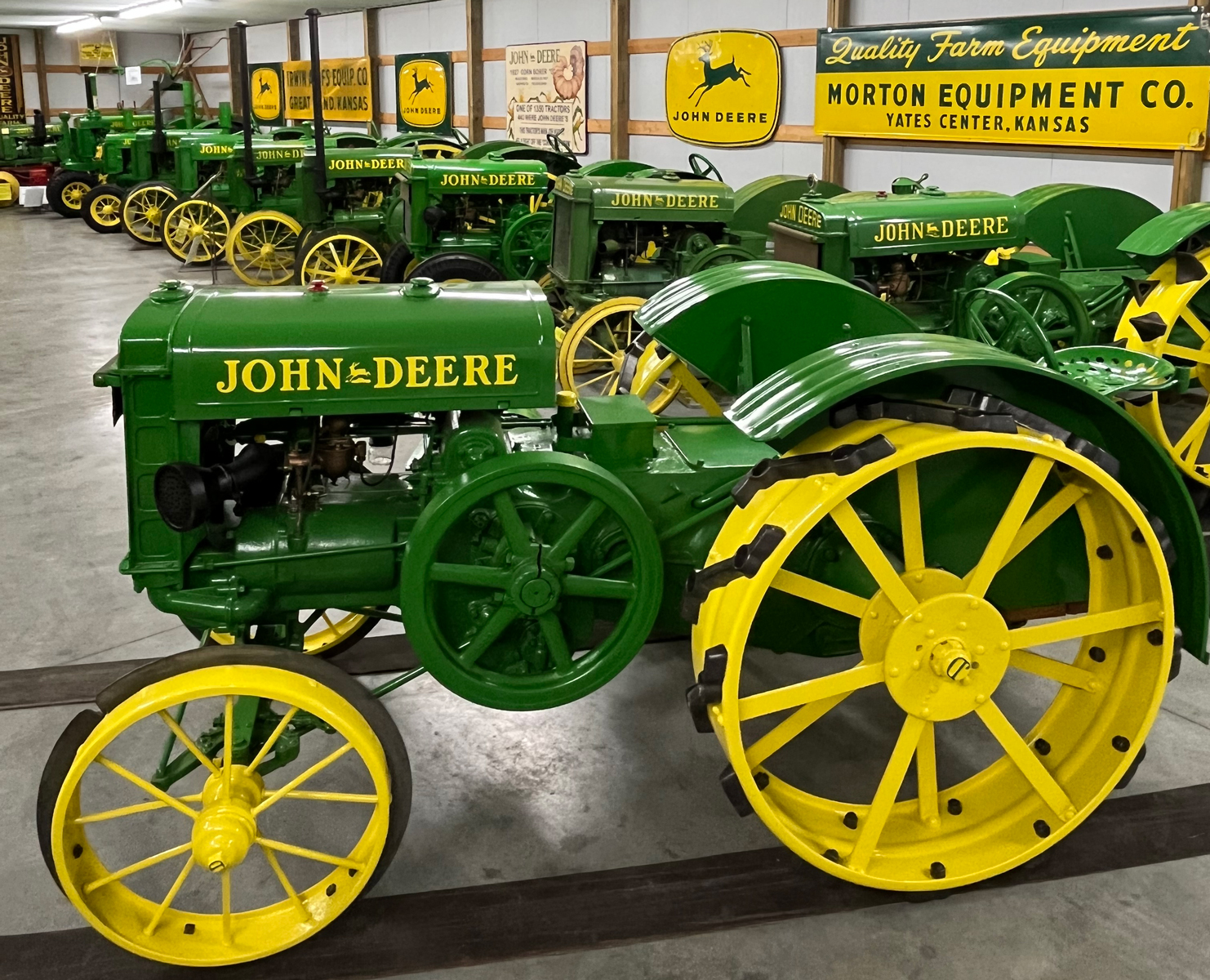 John Deere Cappello Uomo In Pelle Mimetica E Giallo Ad Alta Visibilità, Con Toppa In Pelle